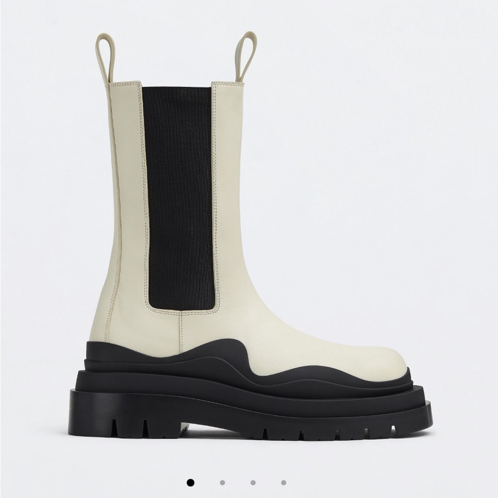 Bottega Veneta Tire boot . Comes with box and dust bags Size 36